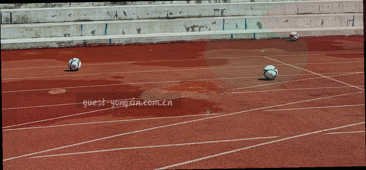 会议桌上的文件、笔与本册局部特写，表现团队日常对接的专业氛围